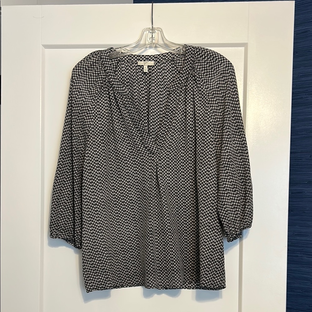 Joie black & white V-neck silk blouse w/ gathered ¾ length sleeves. Medium. VGUC